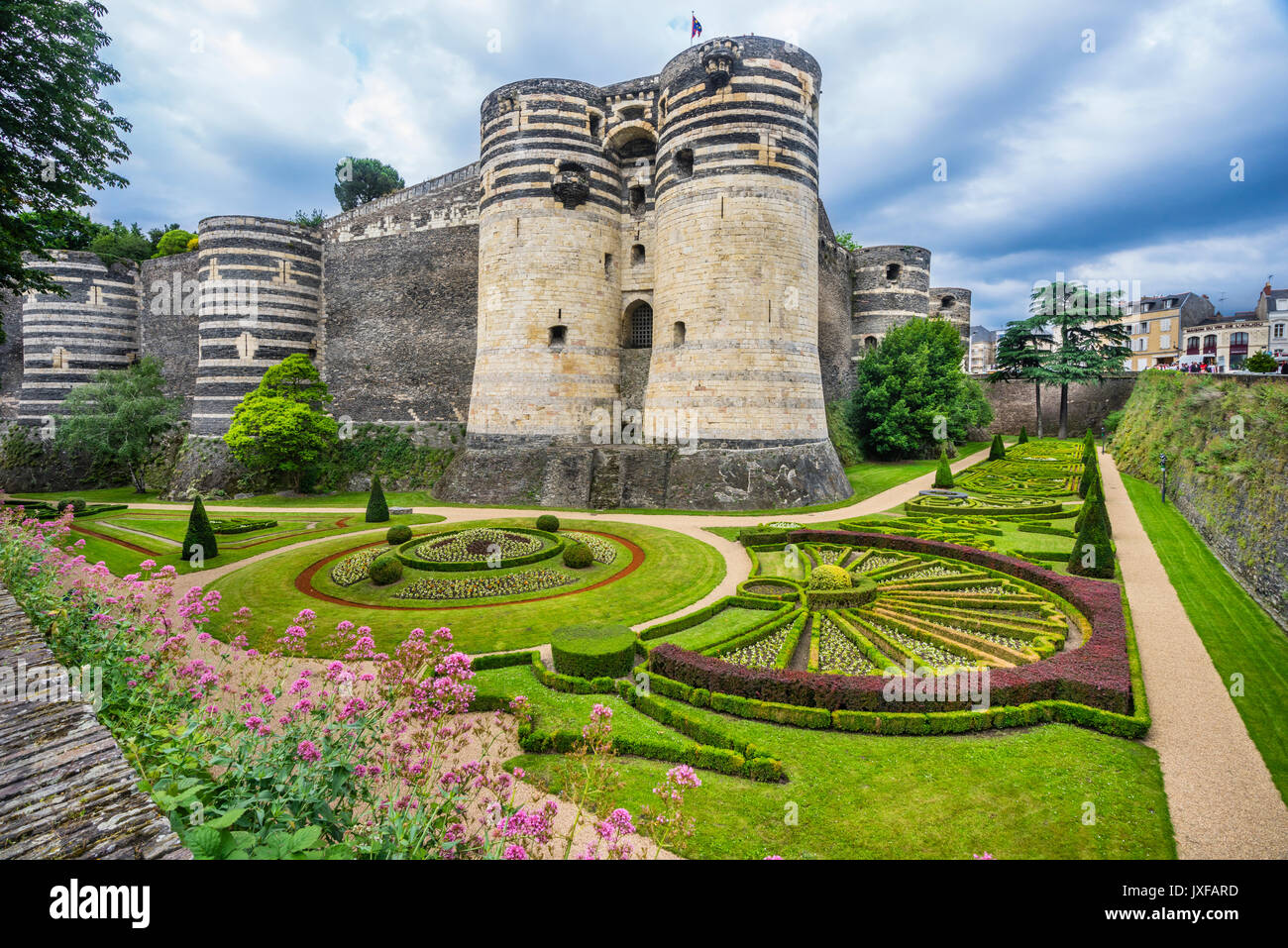 Frankreich, Pays de la Loire, Angers, Château d'Angers, verzierte Gärten unter dem South Gate Zinnen der mittelalterlichen Burg Stockfoto