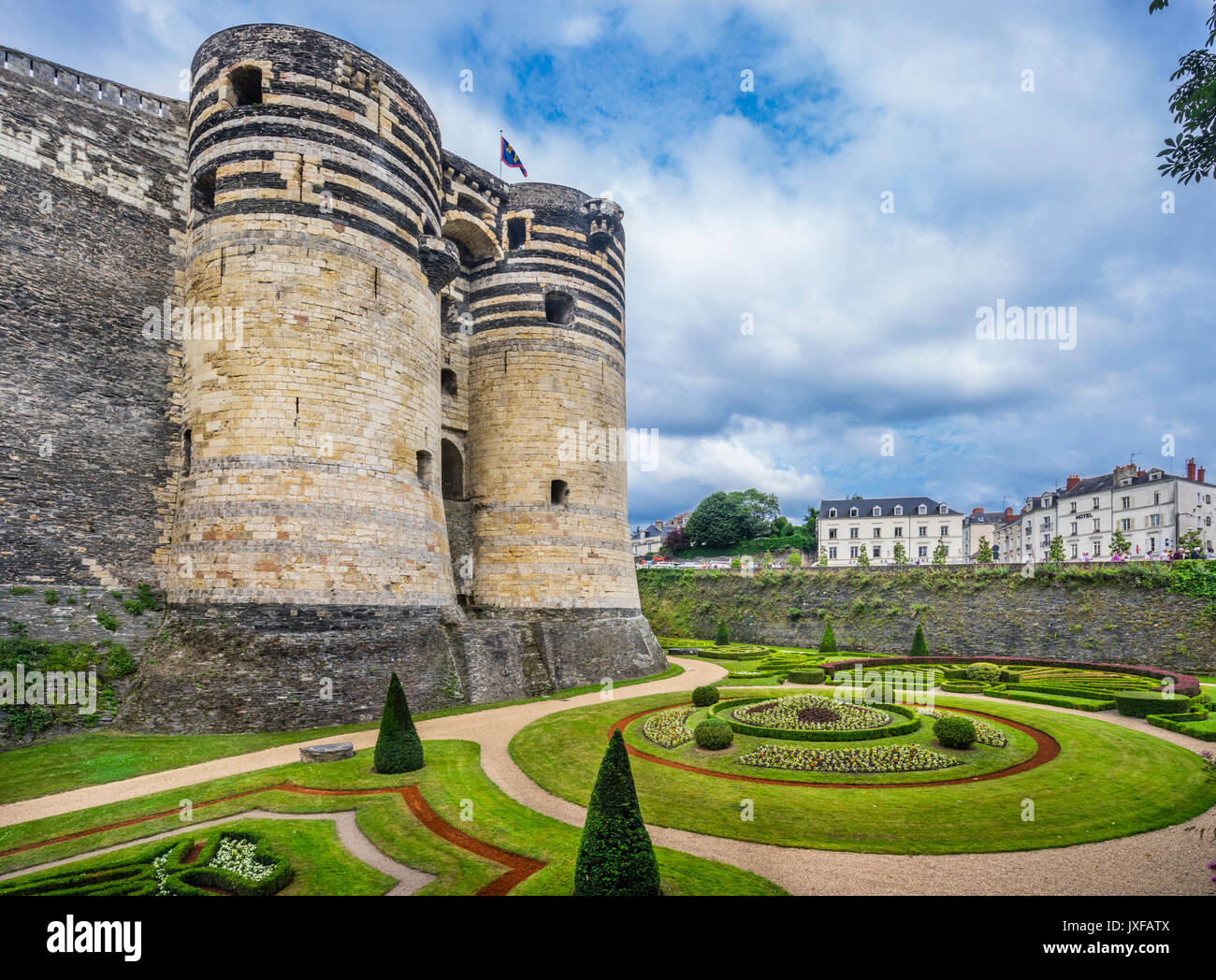 Frankreich, Pays de la Loire, Angers, Château d'Angers, verzierte Gärten unter dem South Gate Zinnen der mittelalterlichen Burg Stockfoto