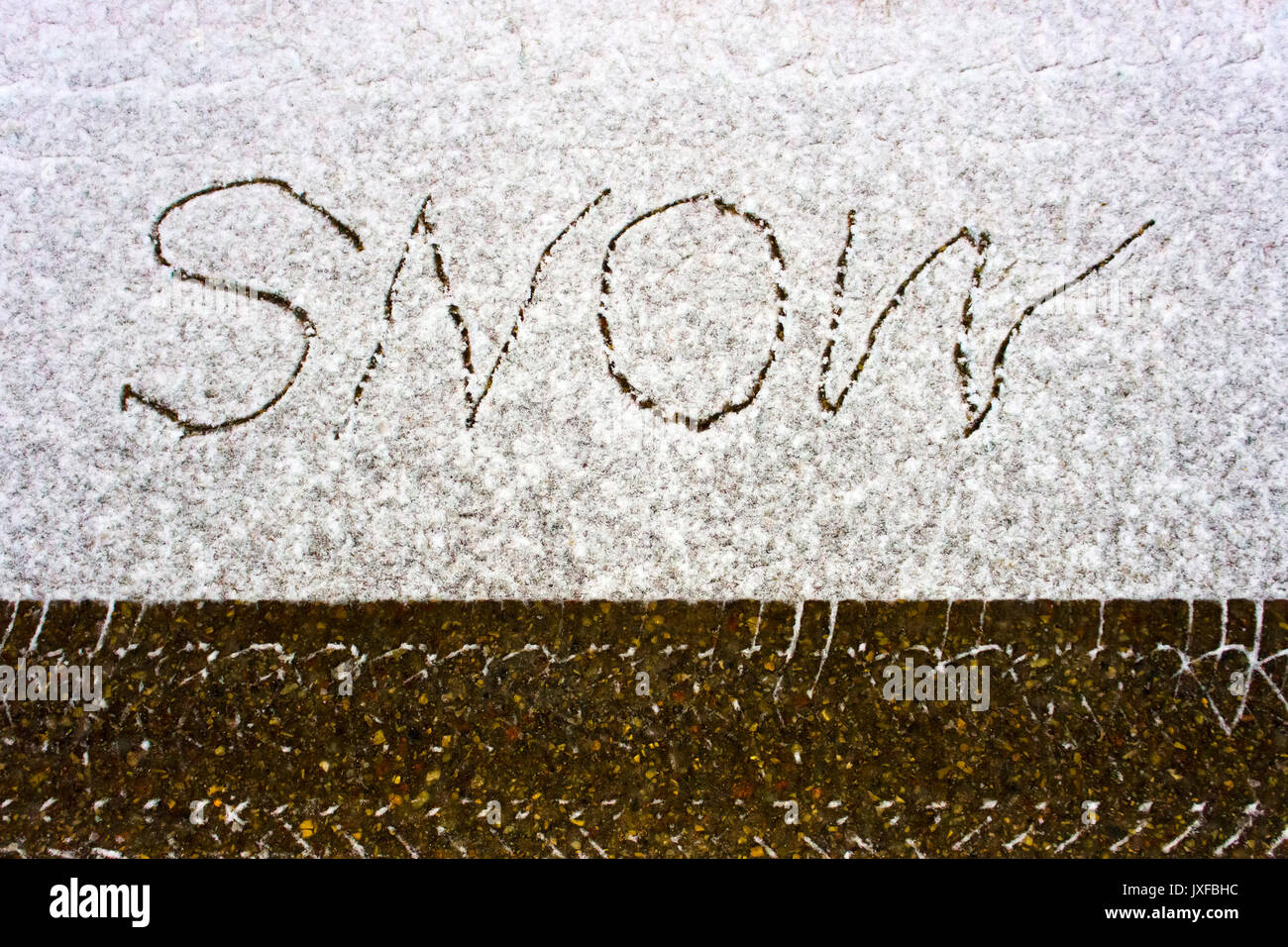 Auto Track im frischen Schnee Stockfoto