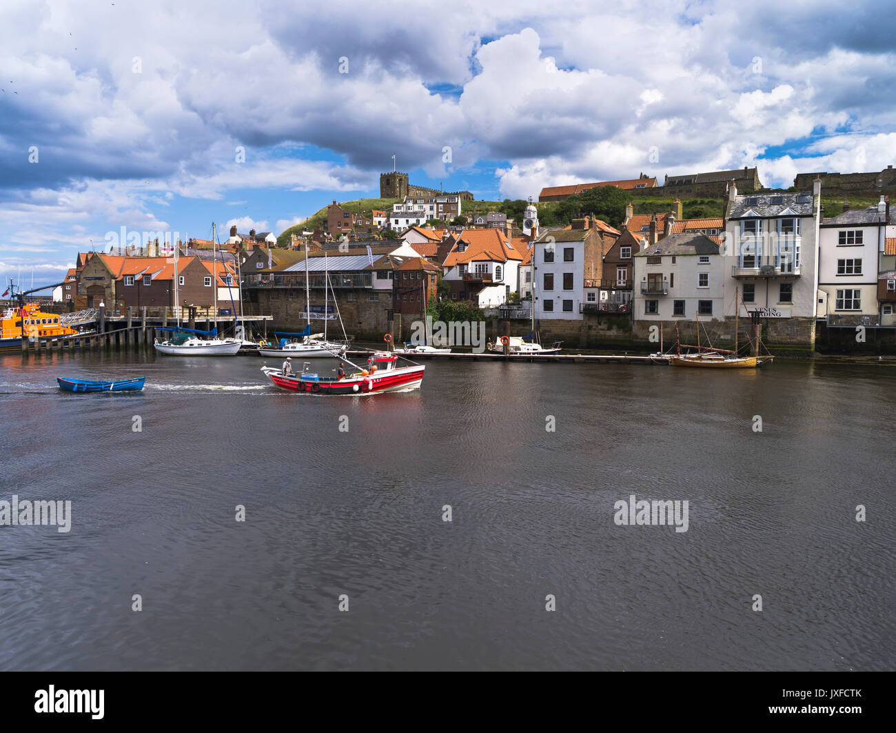 dh Fischerboot Fischer WHITBY NORTH YORKSHIRE Rückkehr in die Stadt Häuser Abtei Boote england Dorf Küste Hafen Frühling großbritannien Stockfoto