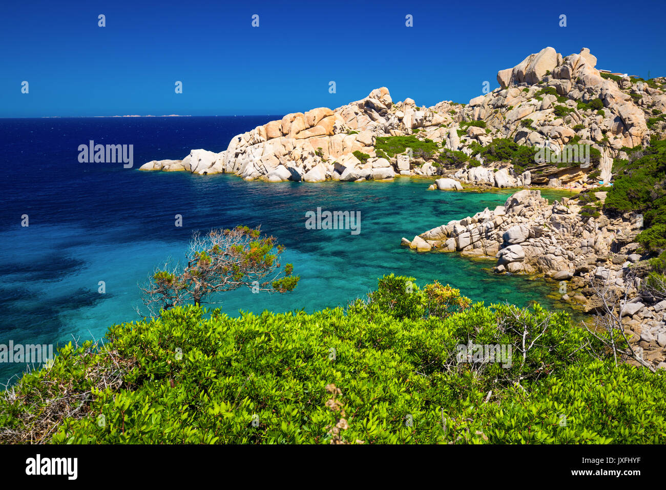 Atemberaubende Sardinien Küste mit Felsen und azurblauen Wasser, Costa Smeralda, Sardinien, Italien. Stockfoto