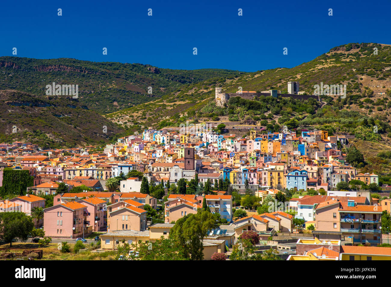 Bosa Altstadt mit bunten Häusern und Fiume Fluss Temo, Sardinien, Italien, Europa. Stockfoto