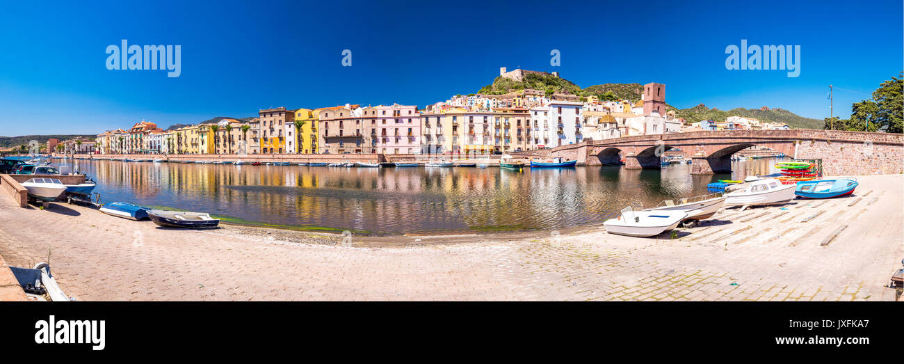 Bosa Altstadt mit bunten Häusern und Fiume Fluss Temo, Sardinien, Italien, Europa. Stockfoto