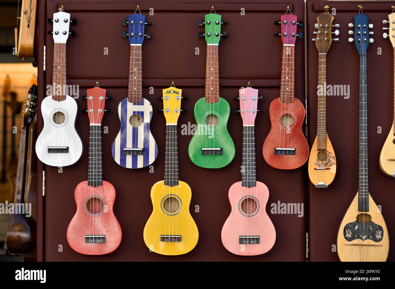 Bunte Gitarren in einem Geschäft in Plaka, Athens, Griechenland Stockfoto