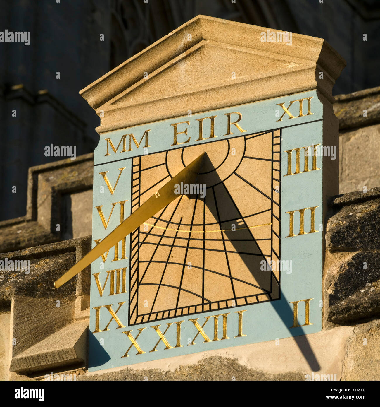 Sonnenschein-Sonnenuhr aus quadratischem Stein mit eingravierten und goldbemalten römischen Ziffern, die auf 2pm an der Wand der All Saints Church in Stamford, England, Großbritannien hinweisen Stockfoto