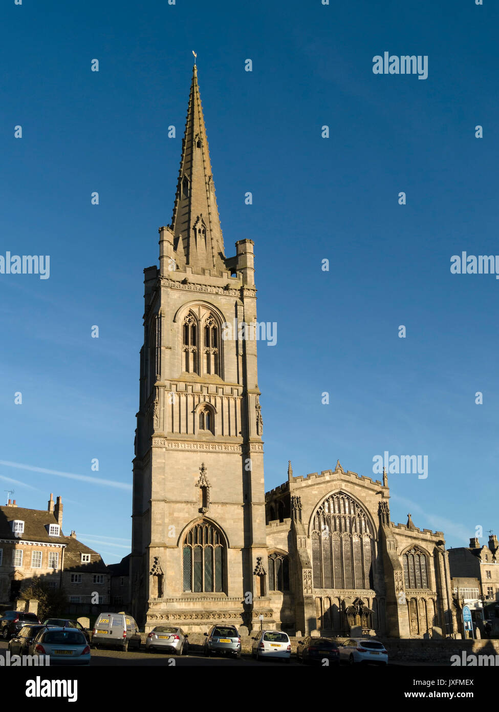 Allerheiligen Kirche gegen den klaren blauen Himmel, Stamford, Lincolnshire, England, Großbritannien Stockfoto