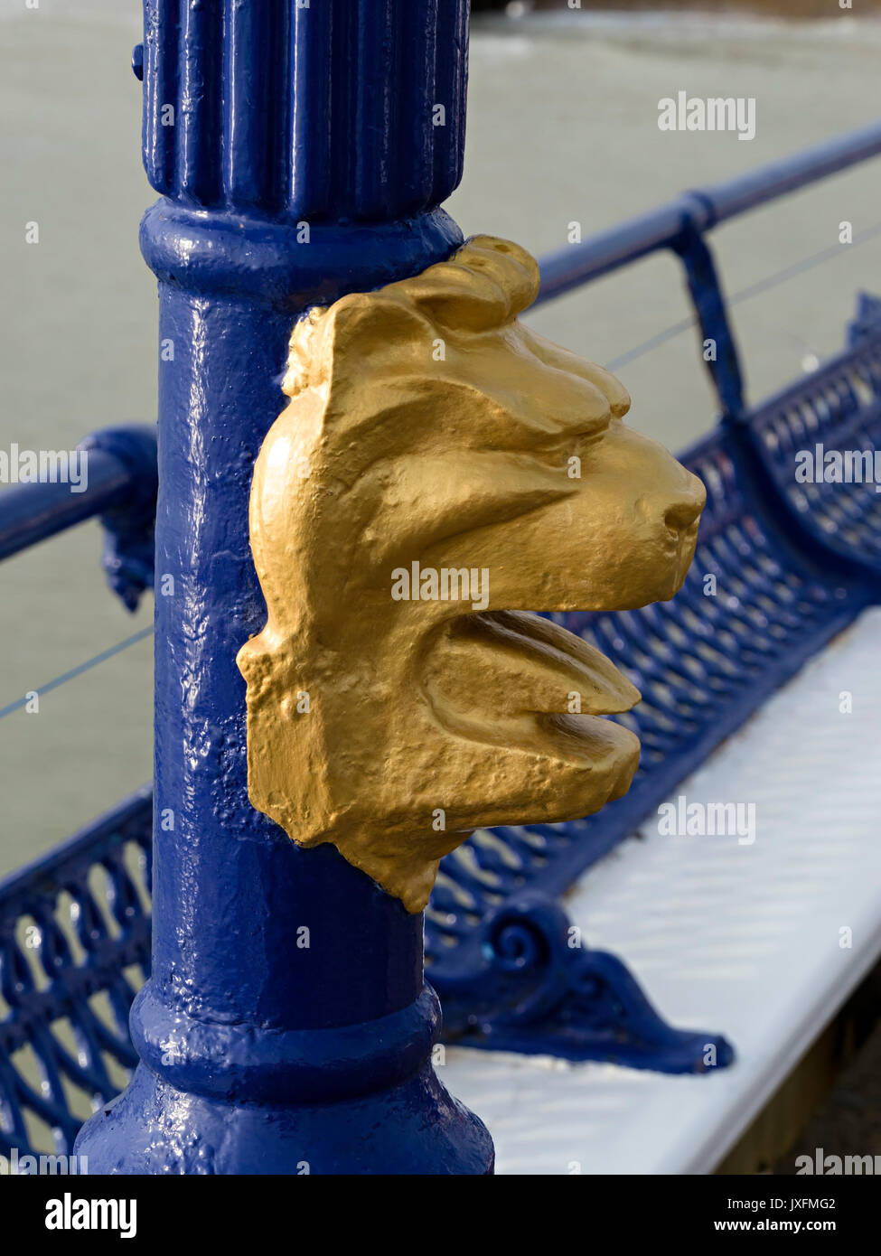 Detail der dekorativen gold lackiert lion Kopf auf blau lackierte Gusseiserne strassenlaterne stehen auf Eastbourne Pier. Stockfoto