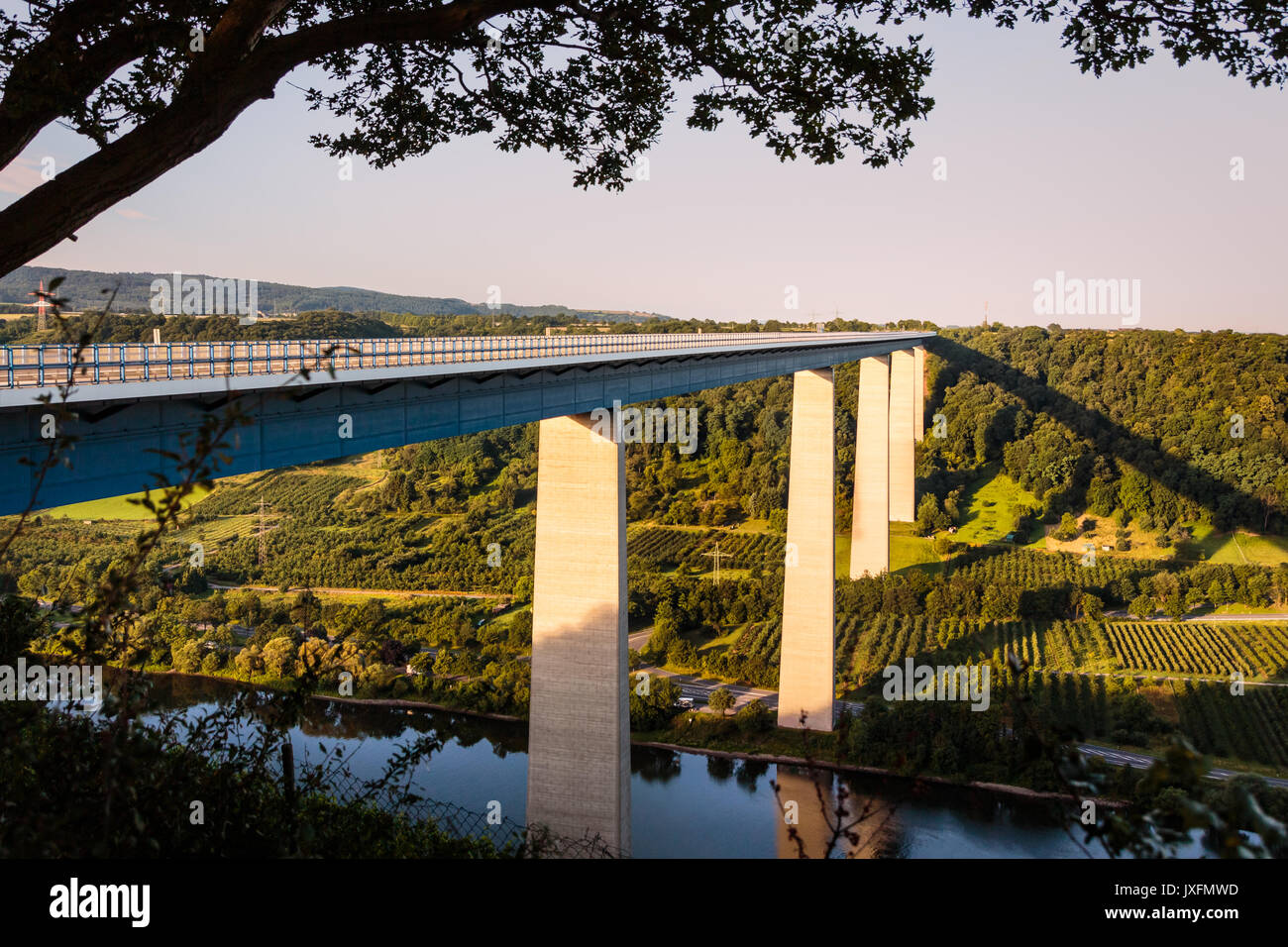 Die Mosel Viadukt A61 Autobahn Brücke im Sommer in der Nähe von Koblenz, Rheinland-Pfalz, Deutschland. (Moseltalbrucke) Stockfoto