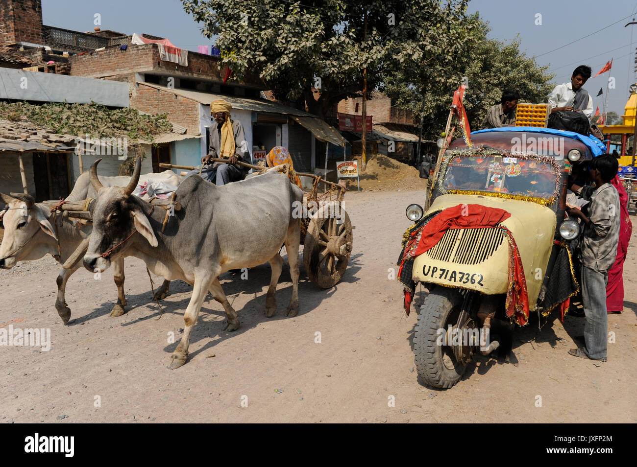 INDIEN U.P. Bundelkhand, Mahoba, ländlicher öffentlicher Personenverkehr mit dem alten Dreirad Bajaj Tempo, Tempo Hanseat wurde ursprünglich in Hamburg Harburg von Vidal und Söhnen bis 1950 gebaut, ab 1962 begann die Produktion in Indien mit Bajaj als Joint Venture, die Produktion endete 2000 Stockfoto