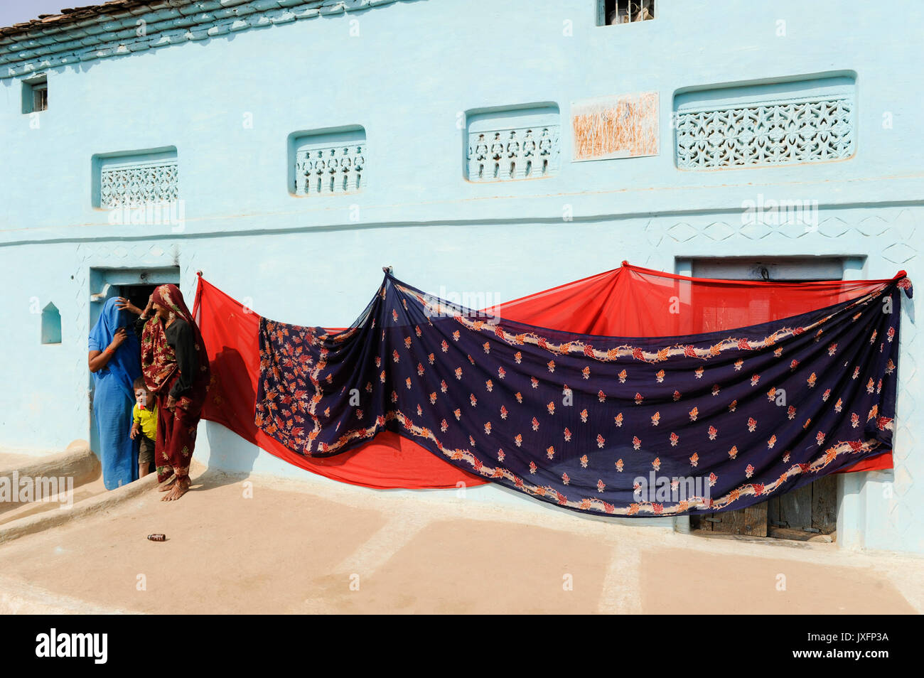 INDIEN Uttar Pradesh, dem Frauenbach unterer Kasten und Kastenlose Frauen in Doerfern im Bundelkhand, Saris consider an der Hauswand/Indien Uttar Pradesh niedrige Kaste und Dalit Frauen in Dörfern in Bundelkhand, Sari trocken bei Haus Wand Stockfoto