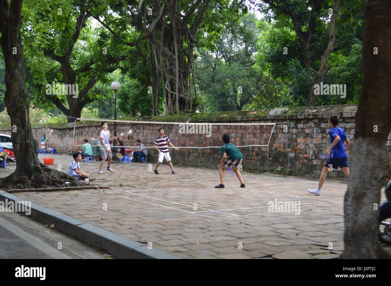 Kinder Tennis spielen auf der Straße in Hanoi, Vietnam, 2015. Stockfoto