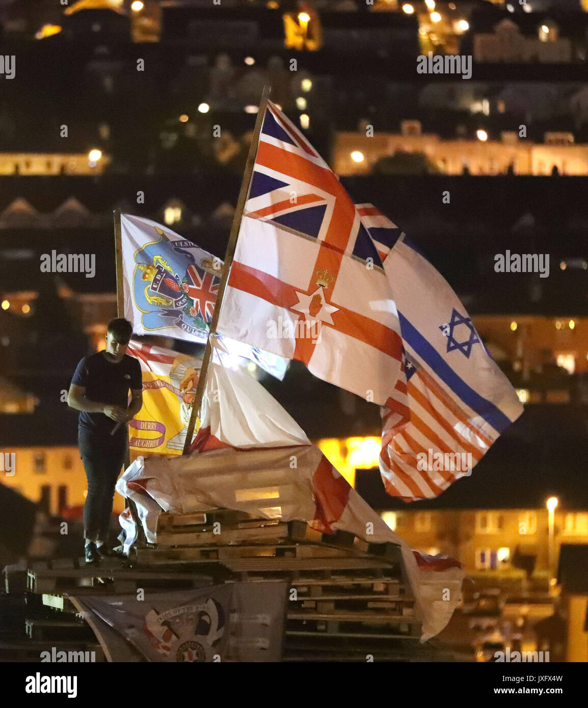 Fahnen an einem Lagerfeuer, in der Bogside Bereich von Londonderry, die traditionell am 15. August torched ist ein katholischer Feiertag feiern die Himmelfahrt der Jungfrau Maria in den Himmel zu markieren, aber in der heutigen Zeit hat das Feuer ein Streitpunkt werden und mit anti-soziales Verhalten verbunden sind. Stockfoto