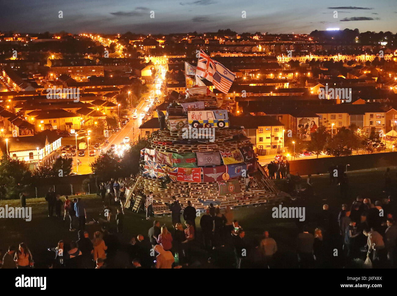 Fahnen an einem Lagerfeuer, in der Bogside Bereich von Londonderry, die traditionell am 15. August torched ist ein katholischer Feiertag feiern die Himmelfahrt der Jungfrau Maria in den Himmel zu markieren, aber in der heutigen Zeit hat das Feuer ein Streitpunkt werden und mit anti-soziales Verhalten verbunden sind. Stockfoto