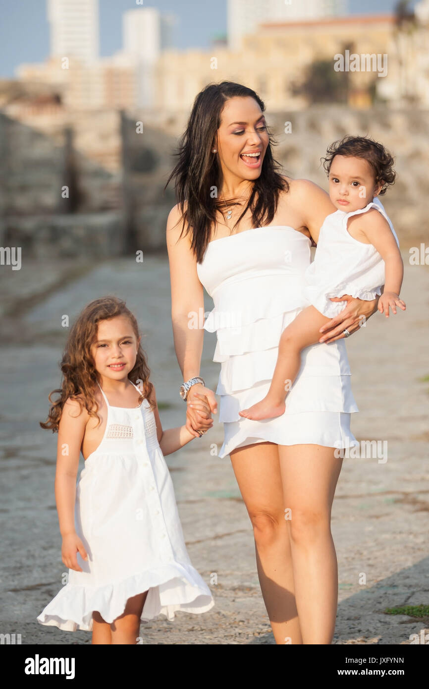 Mutter und ihre Töchter in Weiß zu Fuß entlang der Wand gekleidet Cartagena Stockfoto