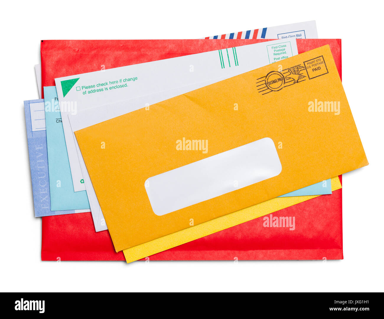 Kleine Stapel Briefumschläge isoliert auf weißem Hintergrund. Stockfoto