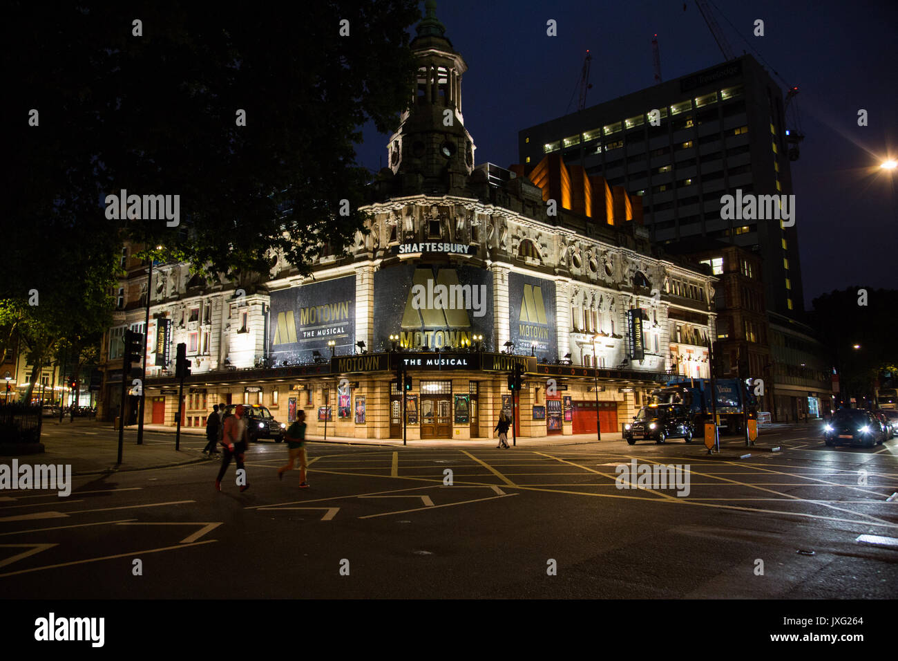 Shaftesbury Theatre mit ihrer Show Motown (2017) mit Beleuchtung in der Shaftesbury Avenue, London, UK im Querformat. Stockfoto