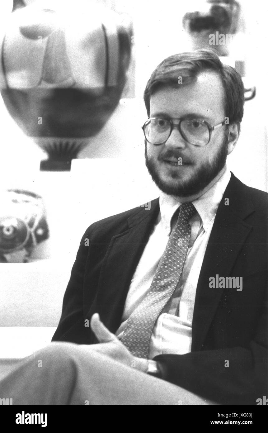 Kyle McCarter, Porträt, Sitzen, Knien, Full Face, ca 45 Jahre alt, Es gibt mehrere griechische Vasen im Hintergrund der Portrait, das in seinem Büro (Departement für Altertumswissenschaften), 1988 übernommen wurde. Stockfoto