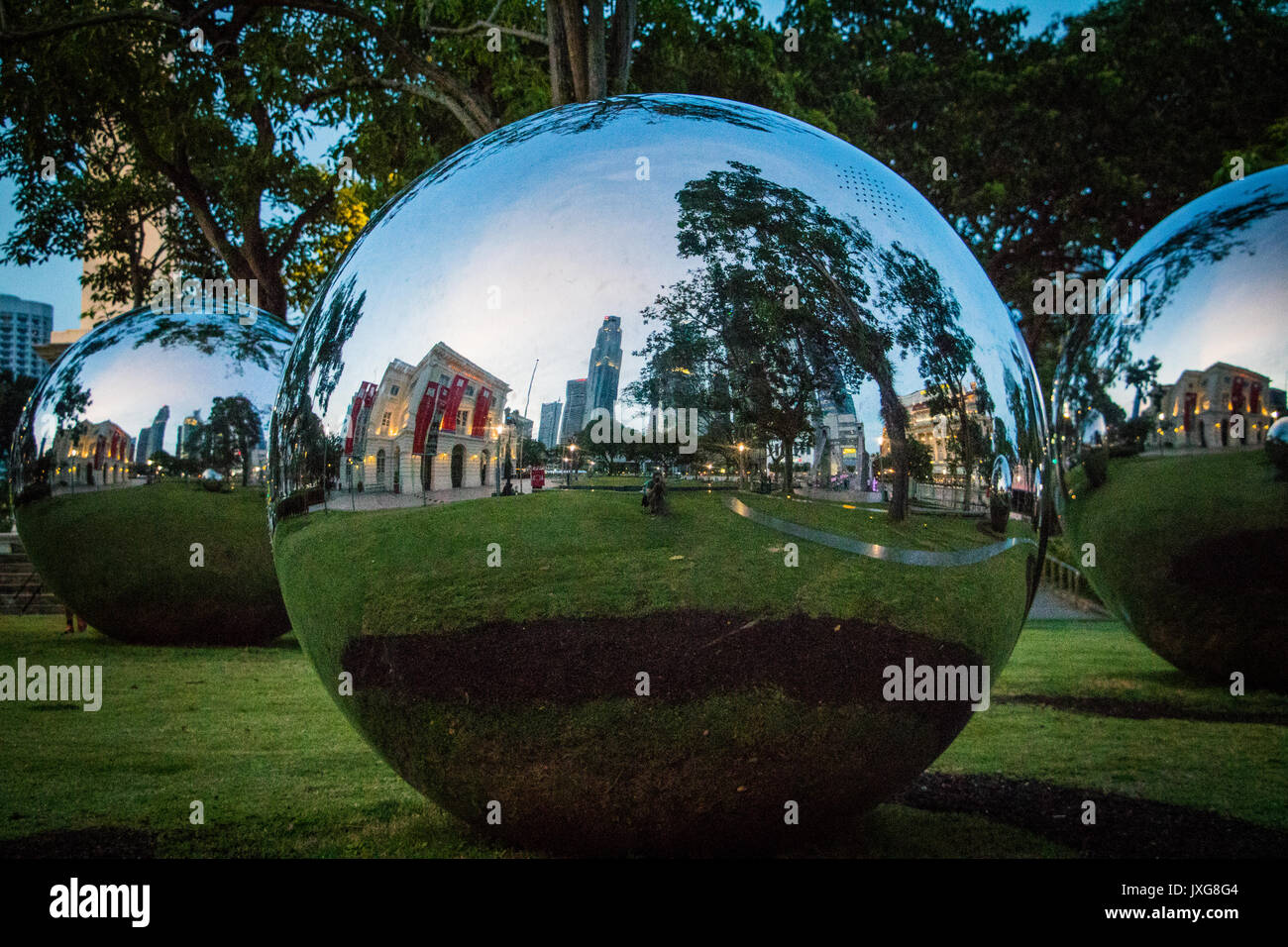 Reflexionen in Spiegelkugeln in Singapur Park. Stockfoto