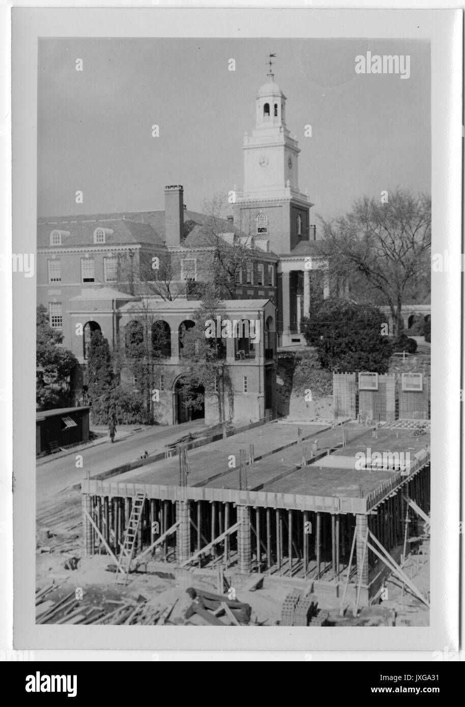 Ames Hall, Gilman Hall Bau von Ames Hall, Gilman Hall ist im Hintergrund, 1953. Stockfoto