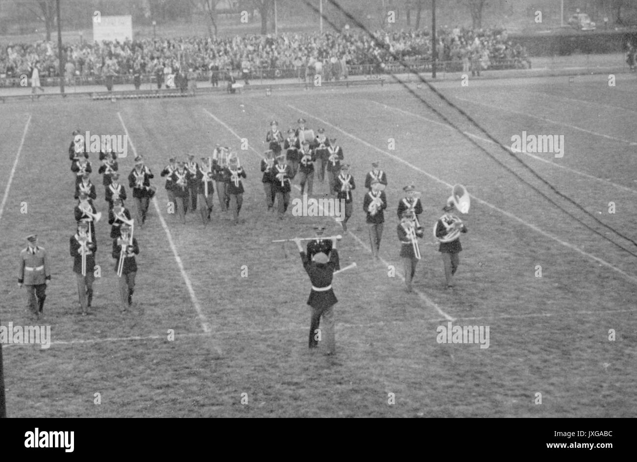 Band JHU Band bildet die Buchstaben H auf einem Sportplatz, 1947. Stockfoto