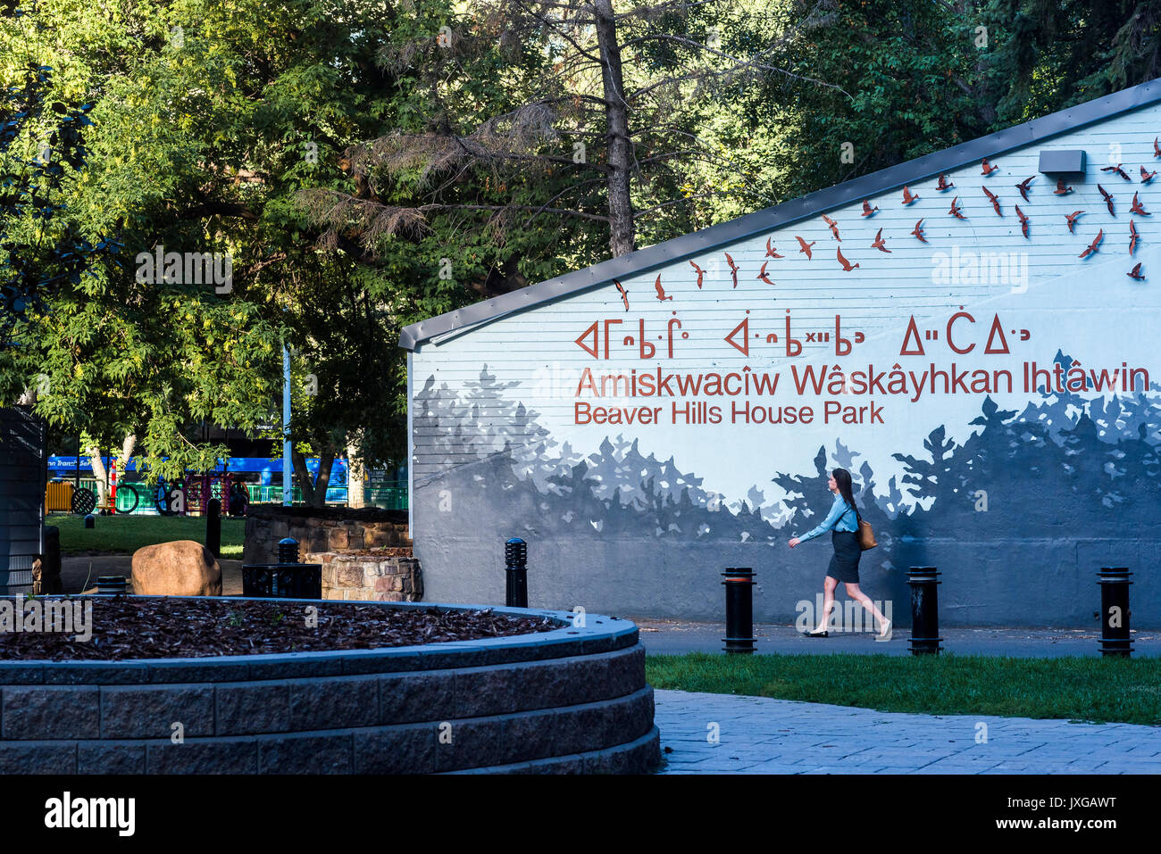 Skulpturale Wandgemälde und Gateway zum Beaver Hills House Park, Amiskwacîw Wâskâyhkan Ihâtwin von Metis Künstler, Schicksal Swiderski, Downtown Edmonton, Alberta, Stockfoto