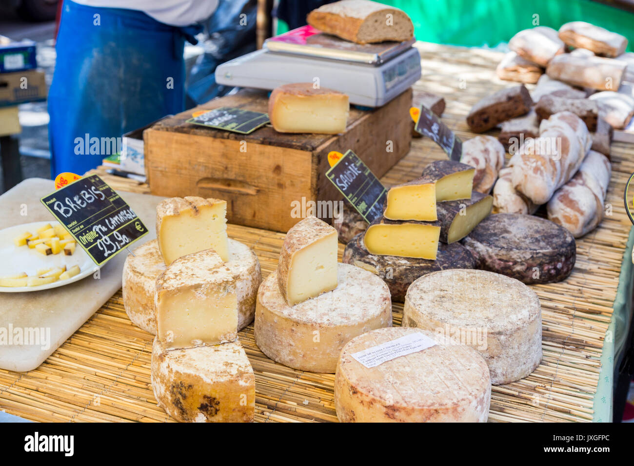 Rustikale Tabelle der französischen Käse auf einem Markt in Arles, Provence, Frankreich Stockfoto