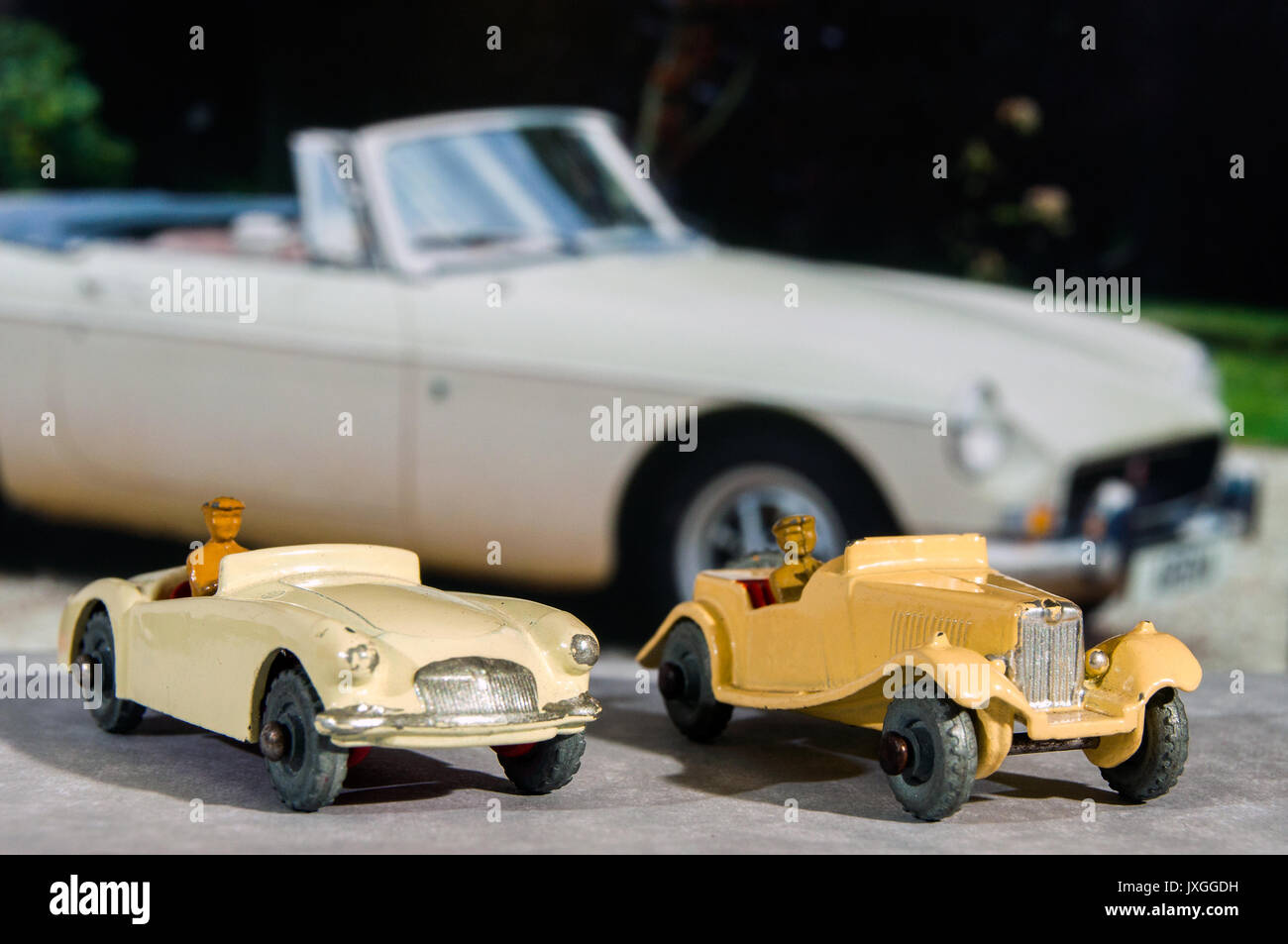Vintage Modell MG A und MG TD Autos mit MG B im Hintergrund, im Studio Einstellung Stockfoto