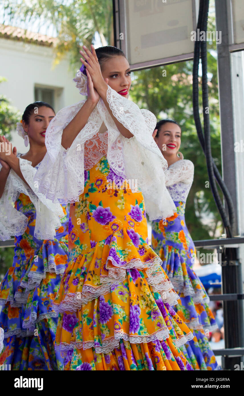 Flamenco Tänzerinnen auf der Bühne in Trachten Stockfoto