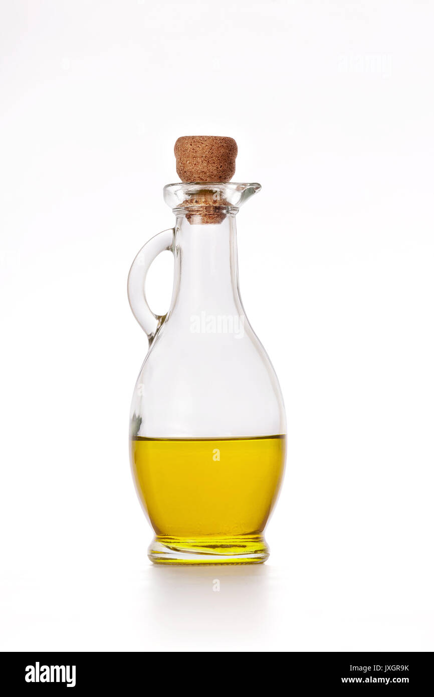 Olivenöl in eine Flasche auf weiß Stockfoto
