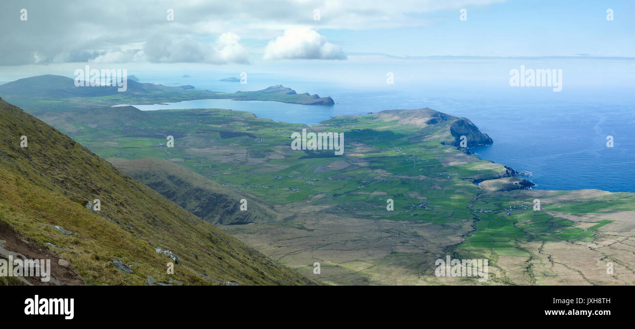 Blick auf die Halbinsel Dingle und die Blasket Inseln von Mount Brandon im County Kerry, Irland Stockfoto