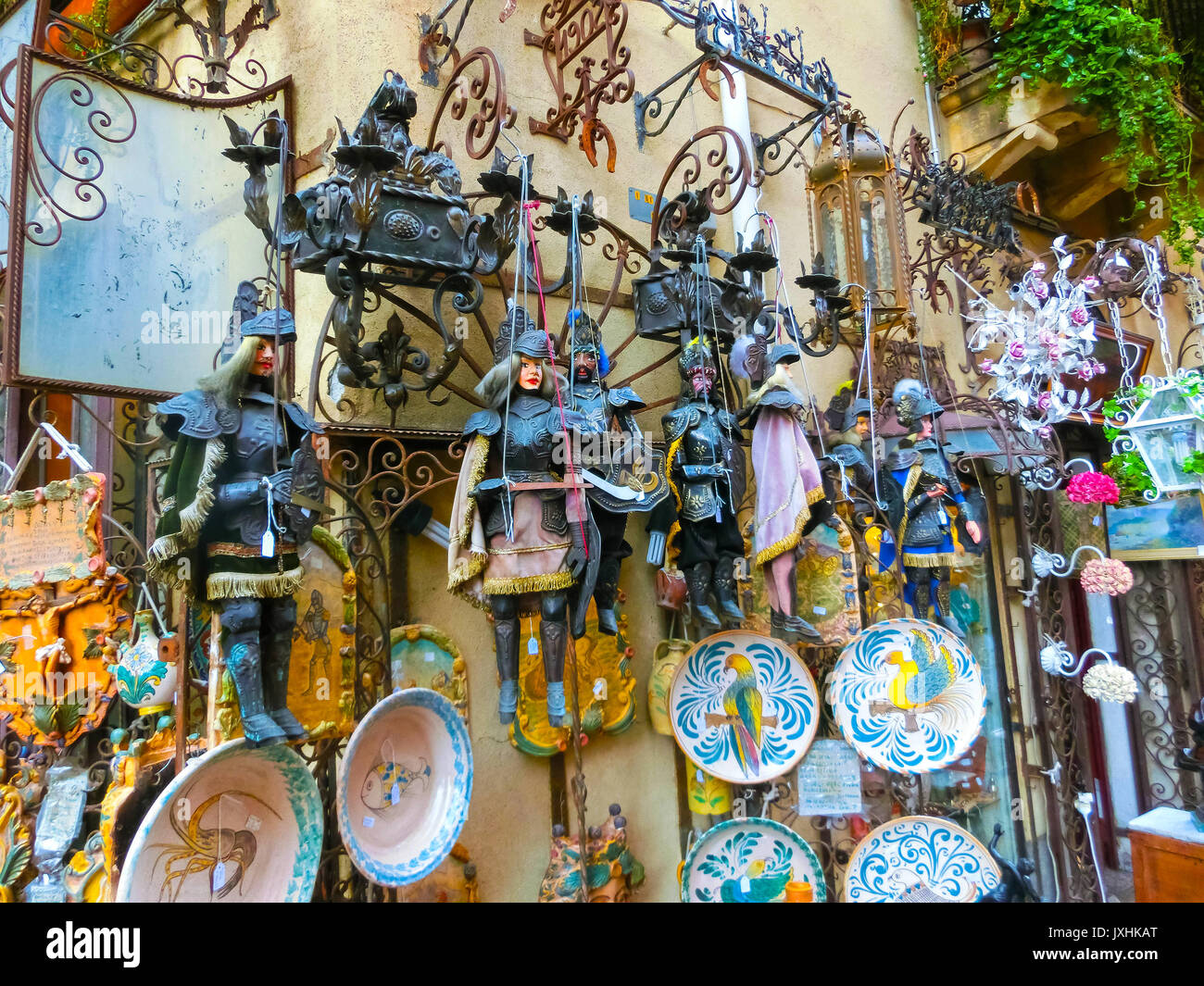 Taormina, Sizilien, Italien - 05.Mai 2014: Souvenir shop in der Stadt. Stockfoto