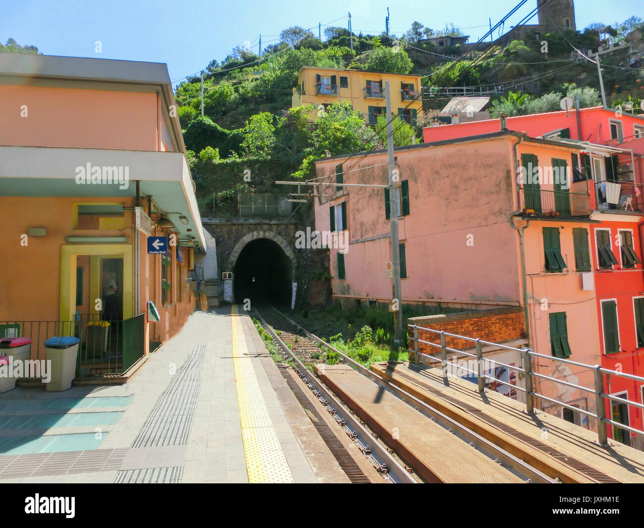 Blick auf Vernazza Dorf vom Bahnhof Stockfoto