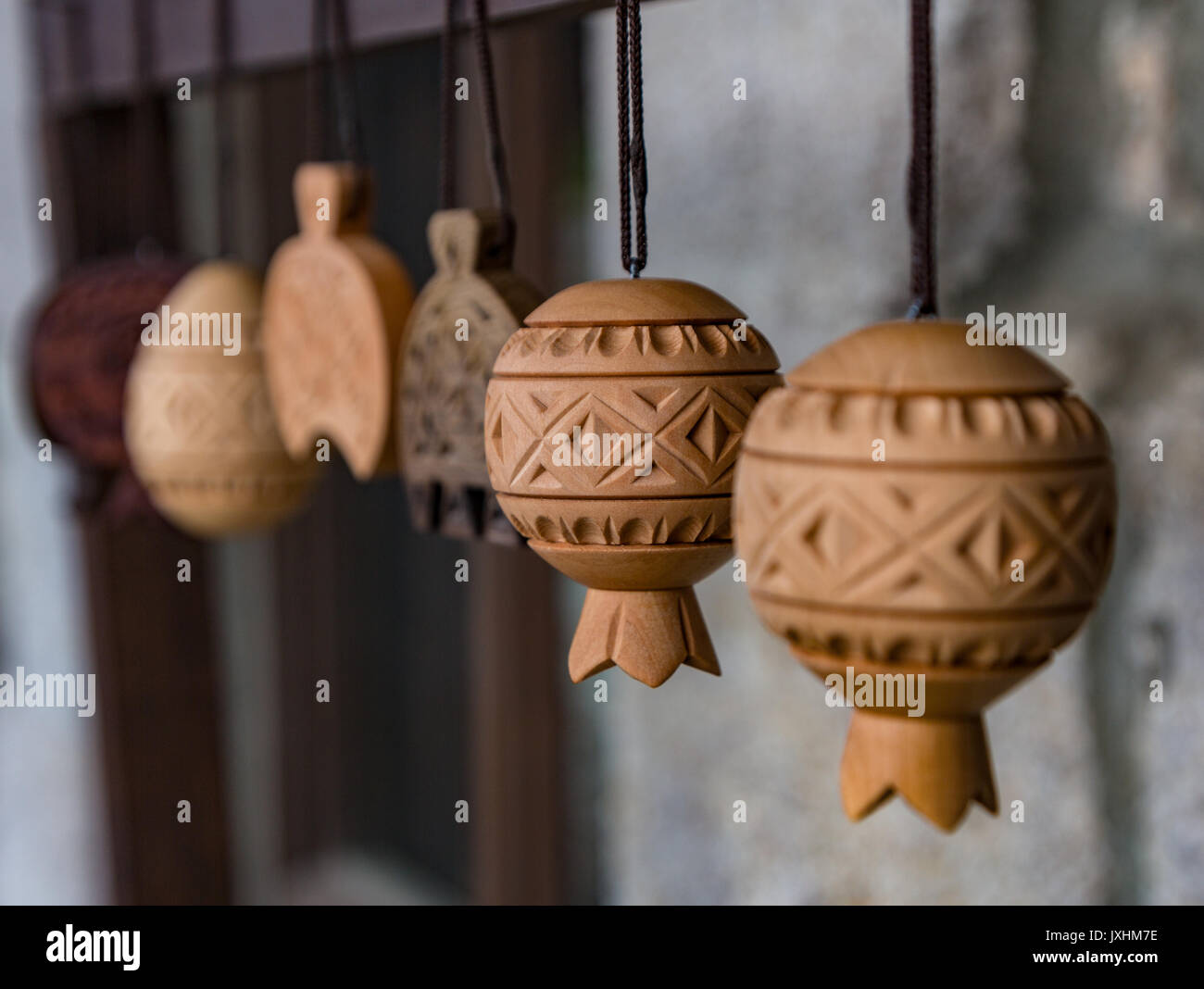 Aufwändig geschnitzte hölzerne Dekorationen im Shop in Dilijan, Armenien hängen Stockfoto