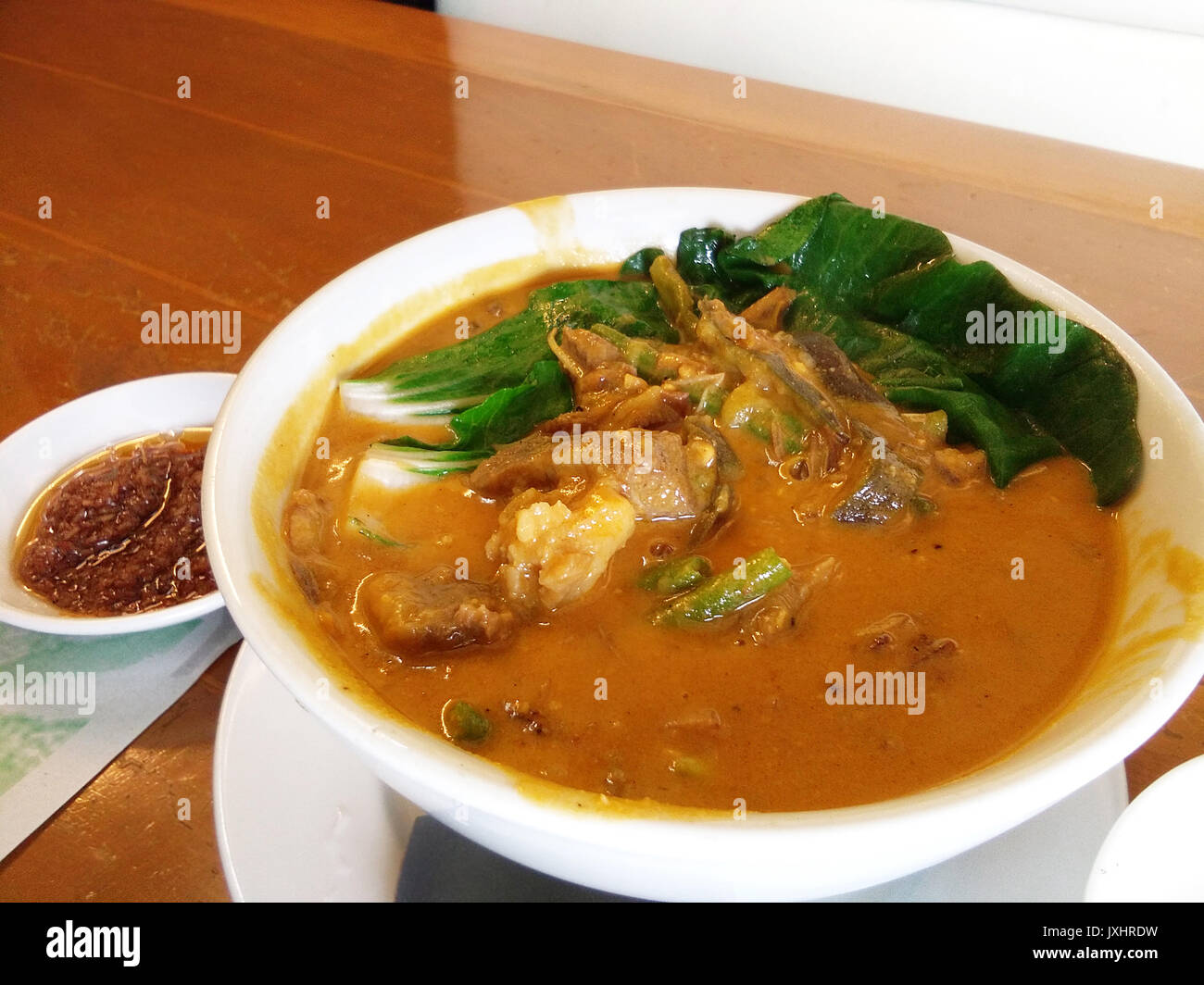 Kare Kare, filipino Ochsenschwanz Eintopf, philippinische Küche in einem Restaurant Stockfoto