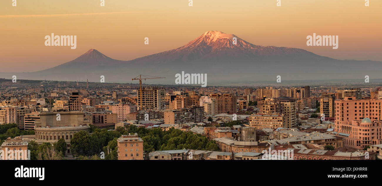 Skyline von Eriwan, Armenien bei Sonnenaufgang, mit Mt Ararat im Hintergrund Stockfoto