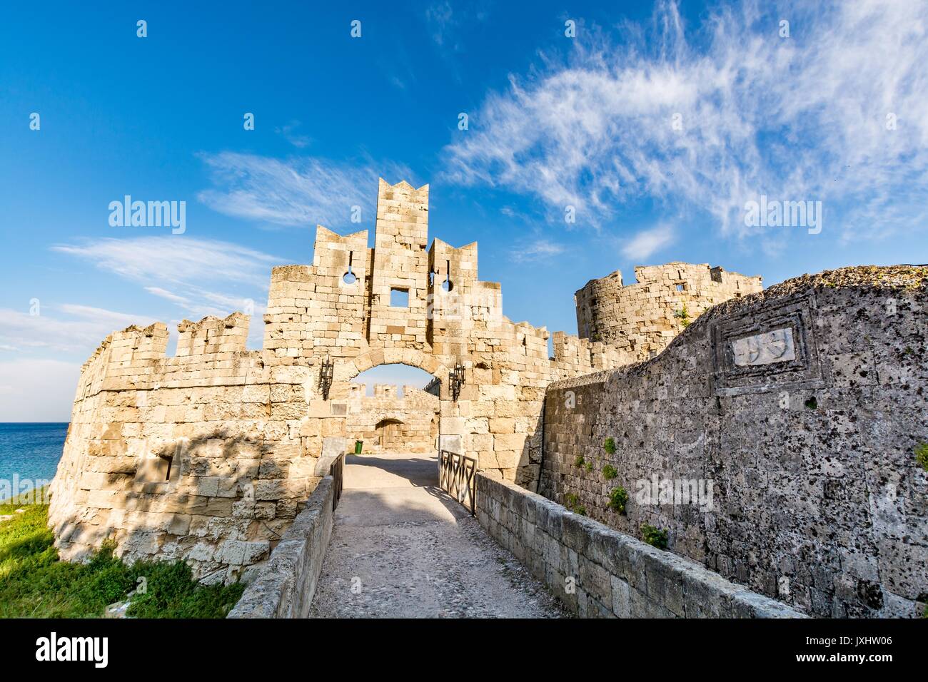 St Paul's Tor in der Altstadt von Rhodos und Brücke, Insel Rhodos, Griechenland Stockfoto