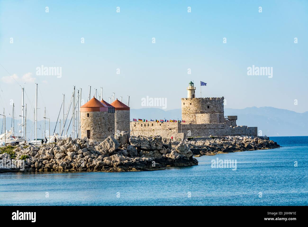 Agios Nikolaos Fort (Fort von Sankt Nikolaus) und Mühlen, am Eingang zum Mandraki Hafen, Insel Rhodos, Griechenland Stockfoto