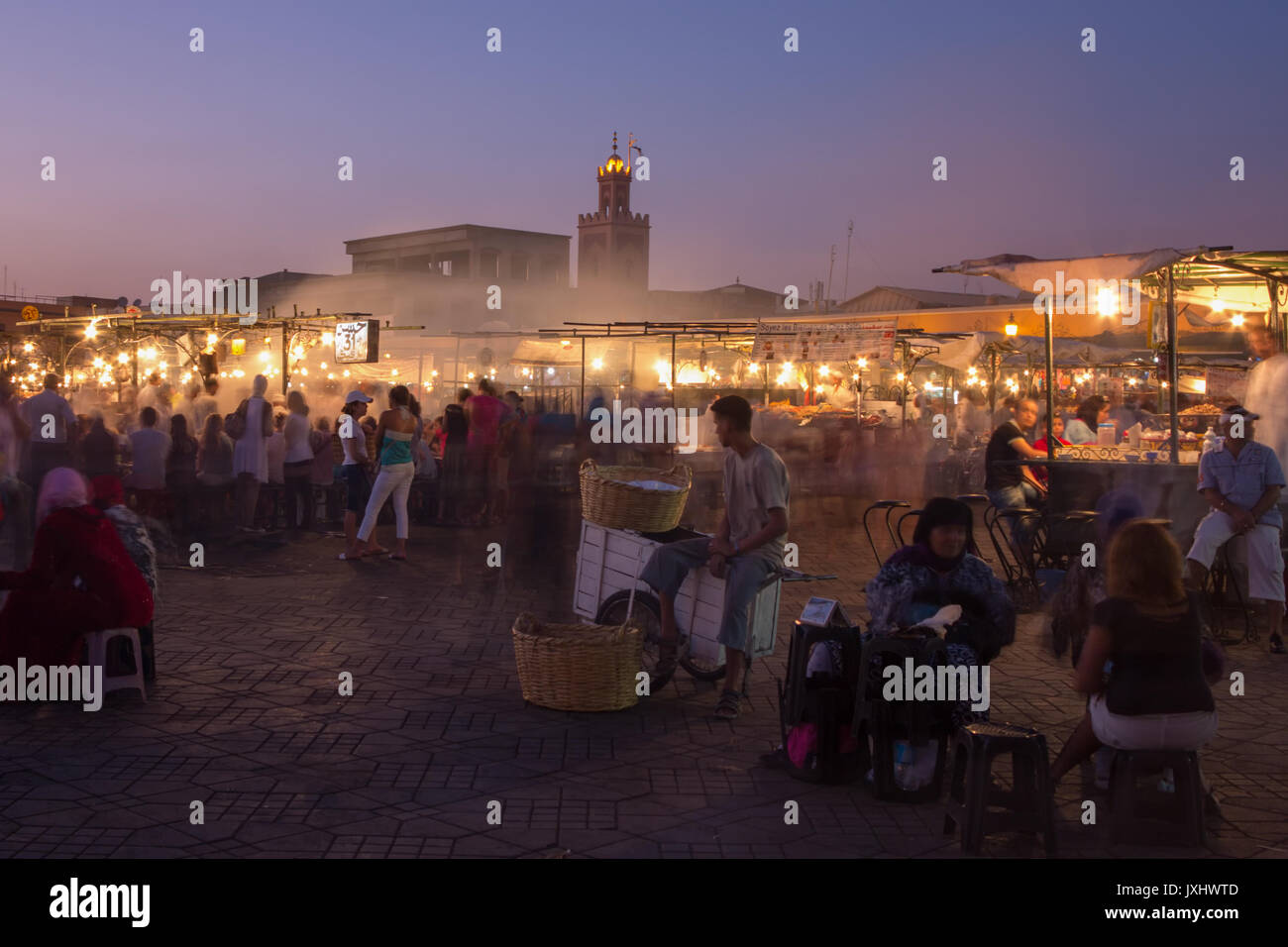 Der Platz Jemaa el Fna in Marrakesch, Marokko lebendig in der Nacht kommt Stockfoto