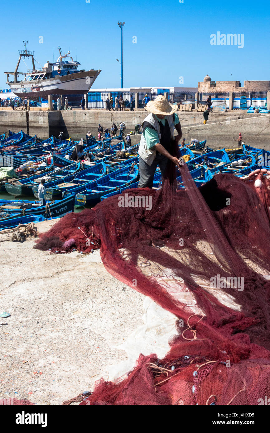 Ein Fischer prüft seine Netze am Hafen in Essaouira, Marokko Stockfoto