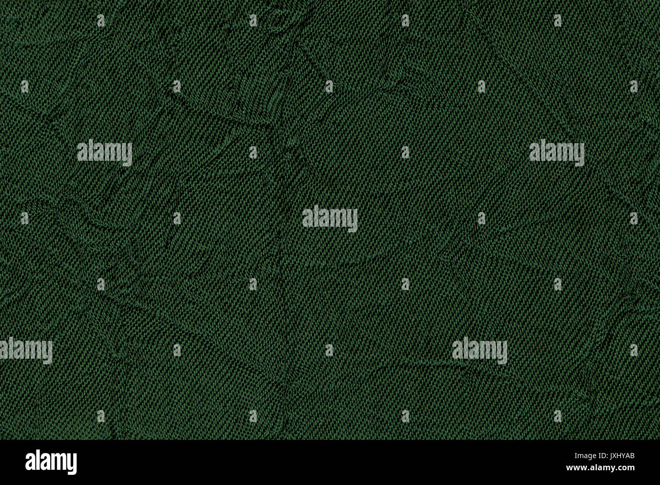 Dunkelgrün wellig Hintergrund von einem Textilmaterial. Stoff mit Falten Textur closeup. gerillt glänzend Emerald Tuch. Stockfoto