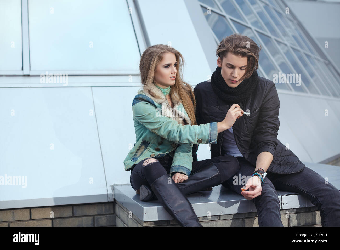Teen posiert outdoor und raucht Teen posiert outdoor und raucht