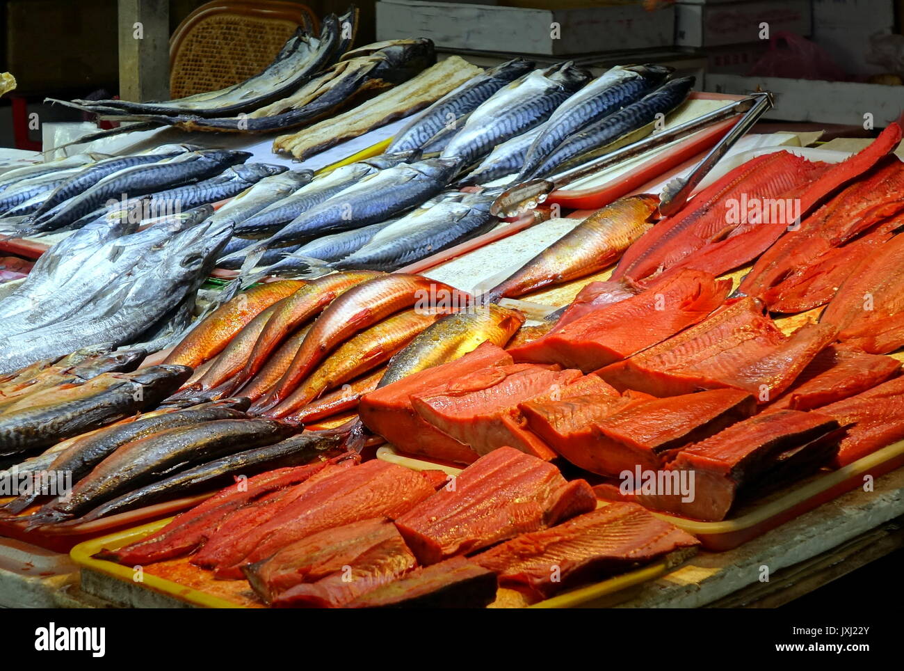 Gesalzen und haltbar gemachter Fisch ist zum Verkauf auf dem Markt Stockfoto