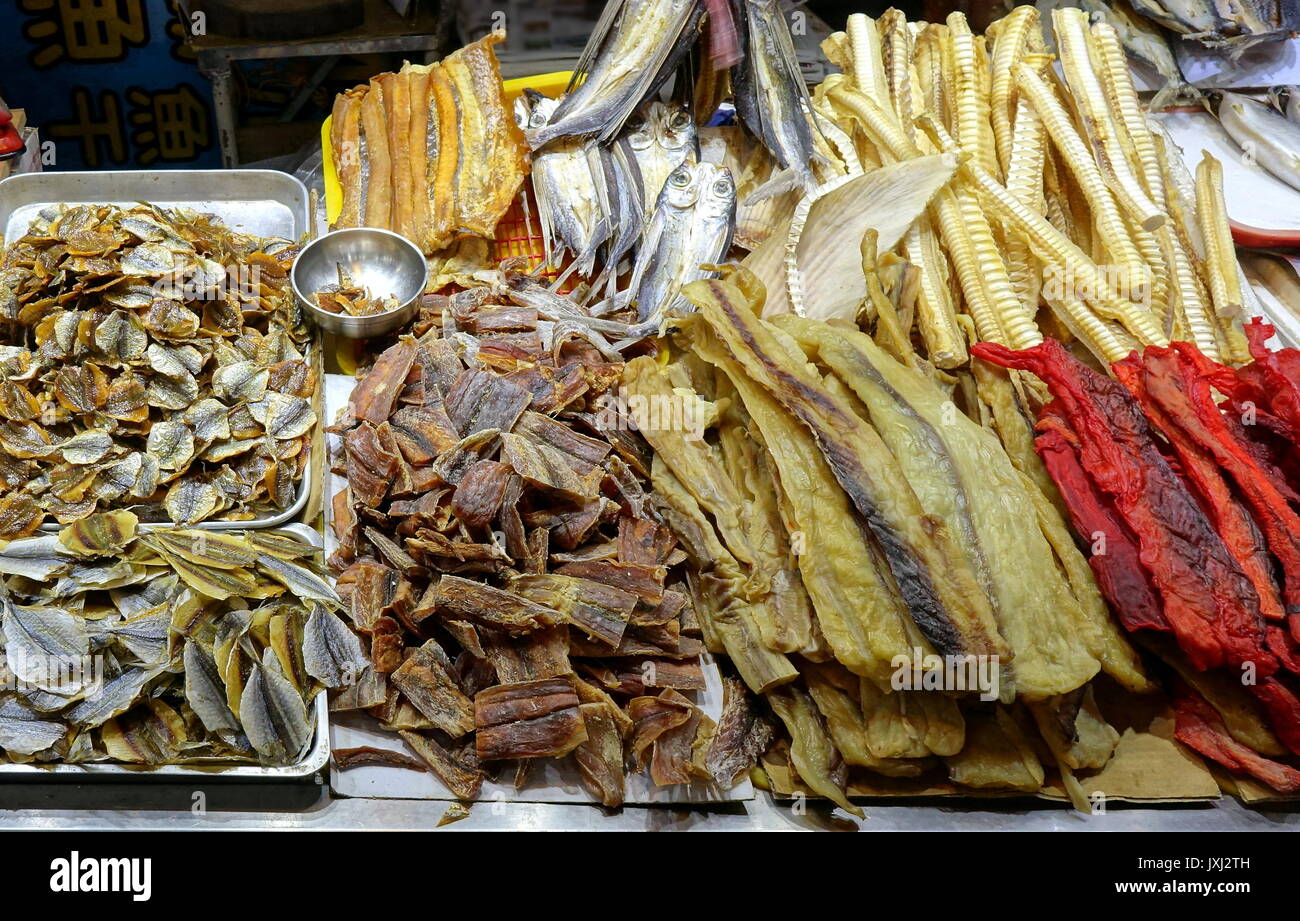 Verschiedene Arten von getrockneten und haltbar gemachter Fisch zum Verkauf Stockfoto