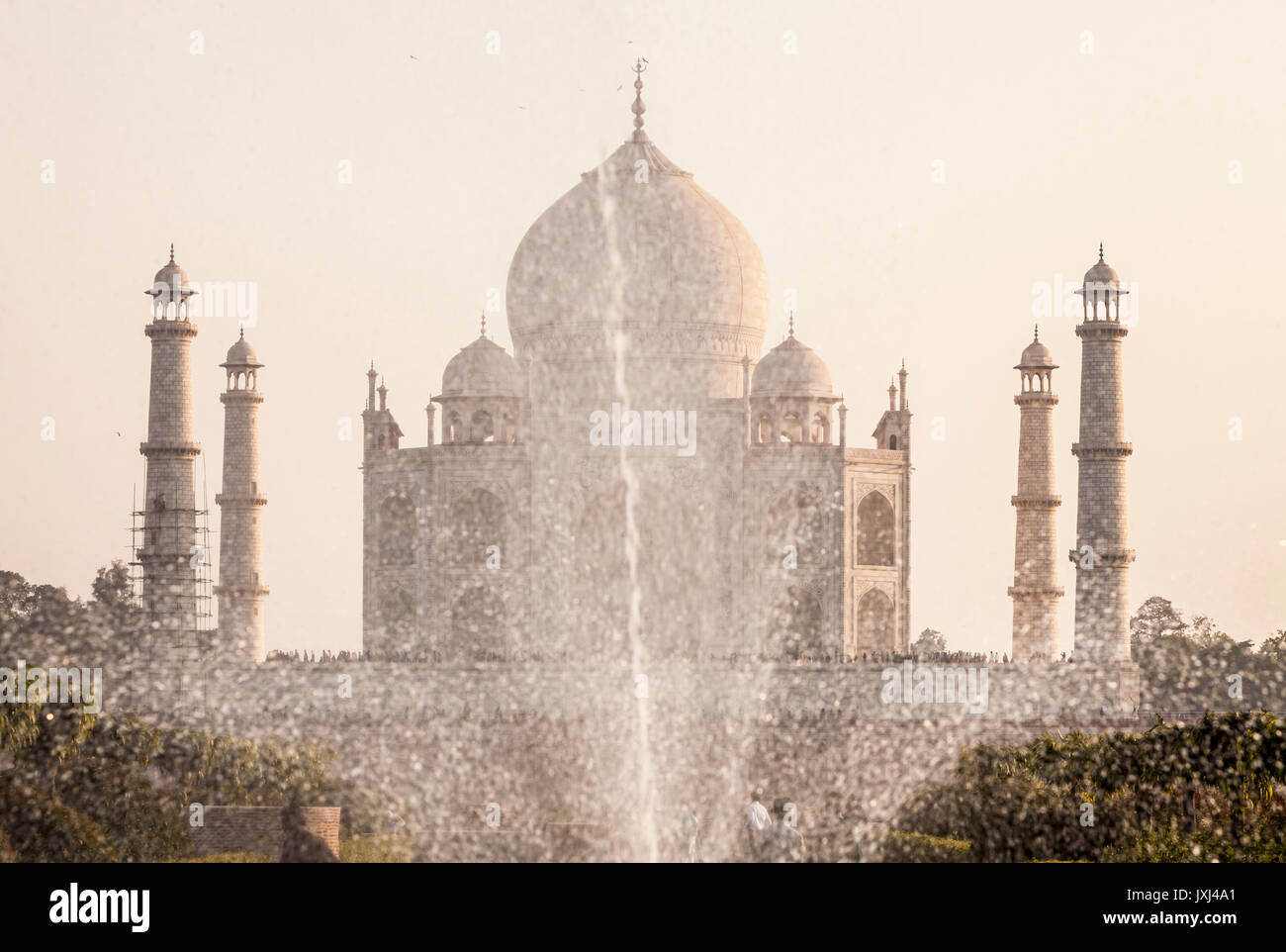 Das Taj Mahal vom Norden über die Yamuna Fluss gesehen mit Springbrunnen, Agra, Indien. Stockfoto