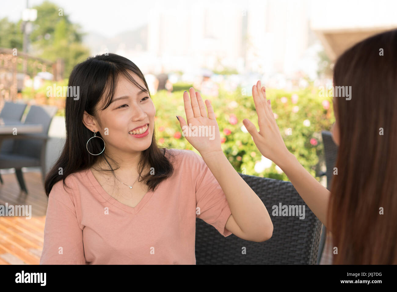 Tow Mädchen hoch fünf Stockfoto