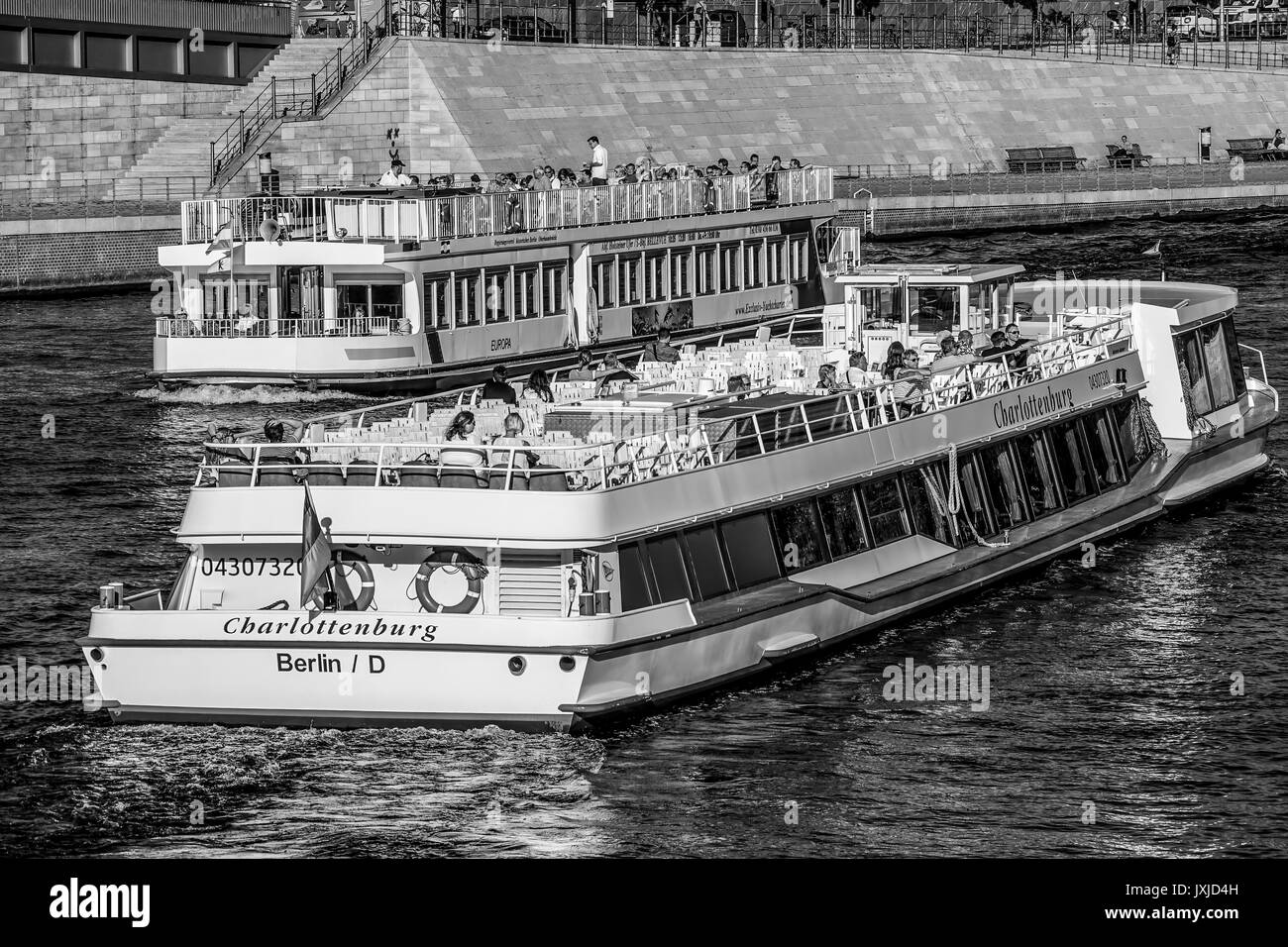 Sightseeing Tour mit dem Boot auf der Spree - BERLIN - September 2, 2016 Stockfoto