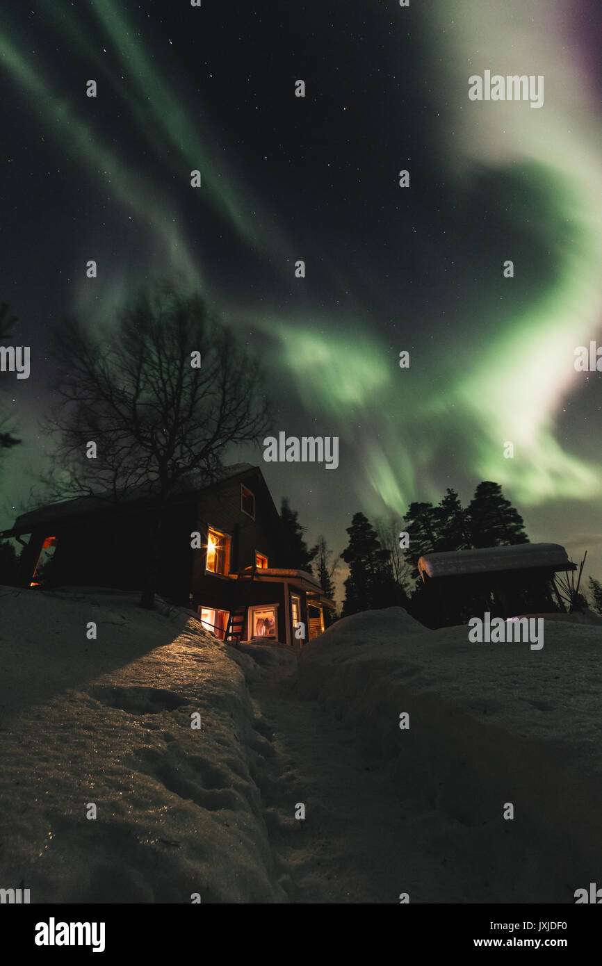 Frozen Land in Skandinavien und Aurora in den Himmel Stockfoto