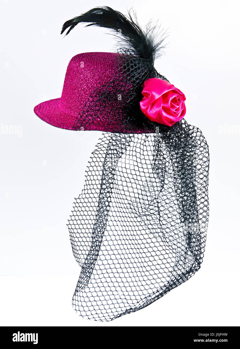 Die hellen Pink Lady Hut mit einem schwarzen Schleier isoliert auf Weiss - ein Karneval kostüm zubehör Stockfoto