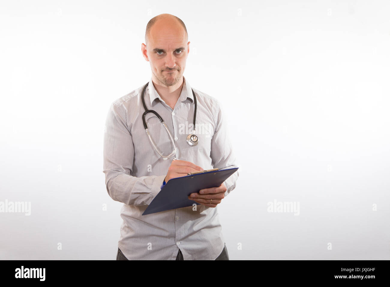 Mann mit weißem Hemd und medizinische Stethoskop Holding und schreiben etwas auf Clip Board auf weißem Hintergrund Stockfoto