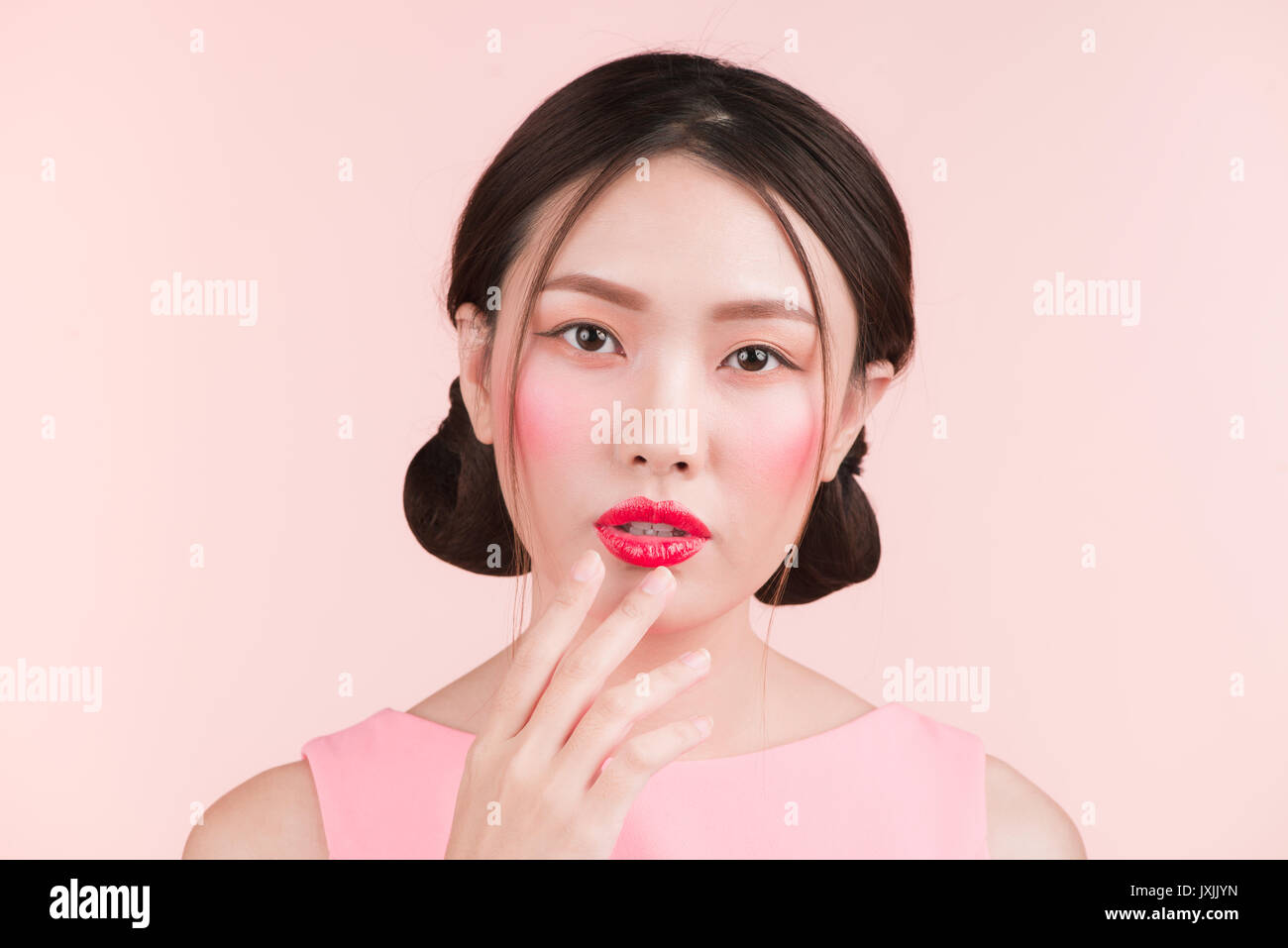 Porträt der schönen Frau mit hellen und roten Lippen Make-up über rosa Hintergrund. Stockfoto